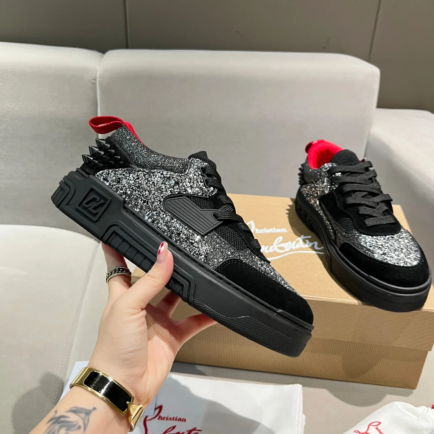Men's shoes 💰700 🌹🌹🌹̋ Wang Junkai Yang Mi Xu Kai Zhang Jingyi Ding Chengxin Chen Muchi Wang Ziyi Same style Christian Louboutin 2024 [New product] ASTROLOUBI unisex thick-soled sports shoes red-soled shoes perfectly integrate fashion and sports, The fabrics are made of luxurious calfskin, soft suede, smooth satin and laminated leather, and the back is decorated with classic rivets. The interior is blended with a knitted tongue for added durability, breathability and quick-drying comfort. The outsole is made of a combination of EVA foam and imported rubber, and the colorful CL iconic letters on the side of the outsole show the brand's unique style. It is a ceiling-level comfortable skate shoe! ! ! Multiple colors available, currently men’s sizes 39--45 (women’s sizes 35--40, currently being updated)